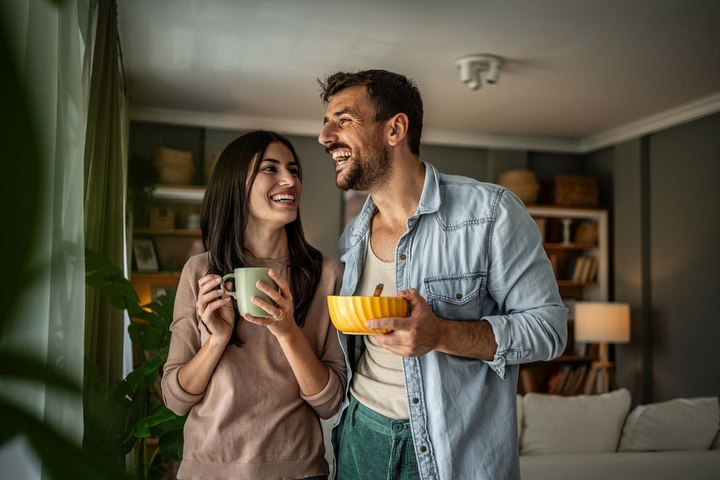 Pareja feliz en su casa