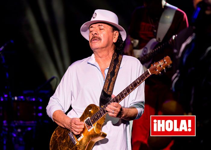 Carlos Santana tocando la guitarra en un concierto