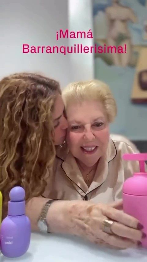 Shakira besó dulcemente a su mamá varias veces durante su video.