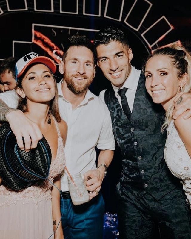Antonela Roccuzzo y Sofi Balbi con Leo Messi y Luis Suárez