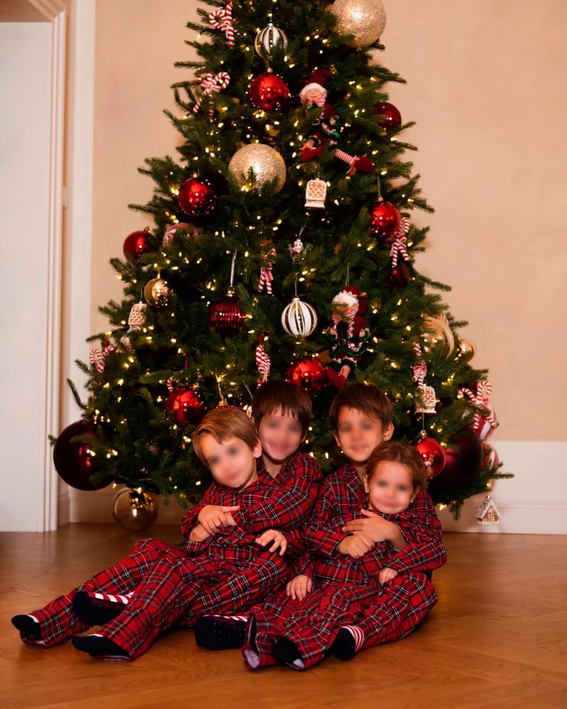 Los pequeños del matrimonio posando junto a la decoración