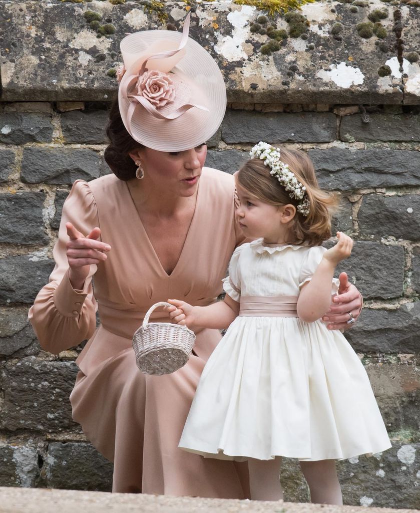 Kate Middleton y la princesa Charlotte en la boda de Pippa Middleton 