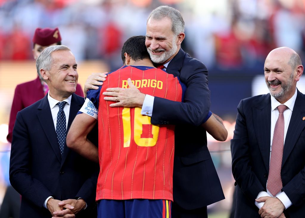 El cariñoso abrazo del Rey a Rodri, capitán de la Selección y elegido mejor jugador del mundial