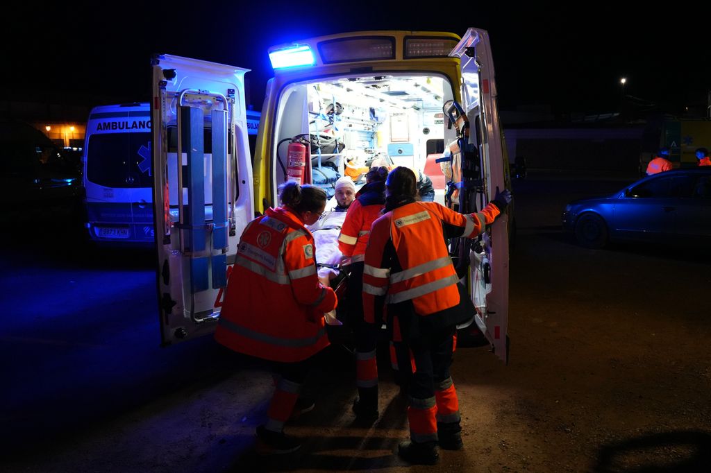 Sanitarios y efectivos de rescate evacúan a los heridos tras el impacto entre un tren Iryo y un Alvia en el término municipal de Adamuz