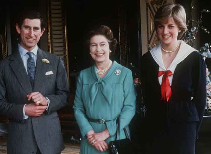 El príncipe Carlos y Diana de Gales con la reina Isabel II