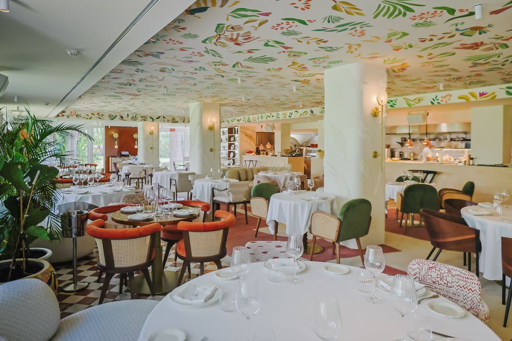 Frou Frou, ubicado en Playas del Duque (Puerto Banús) basa su oferta gastronónica en una cocina mediterránea.