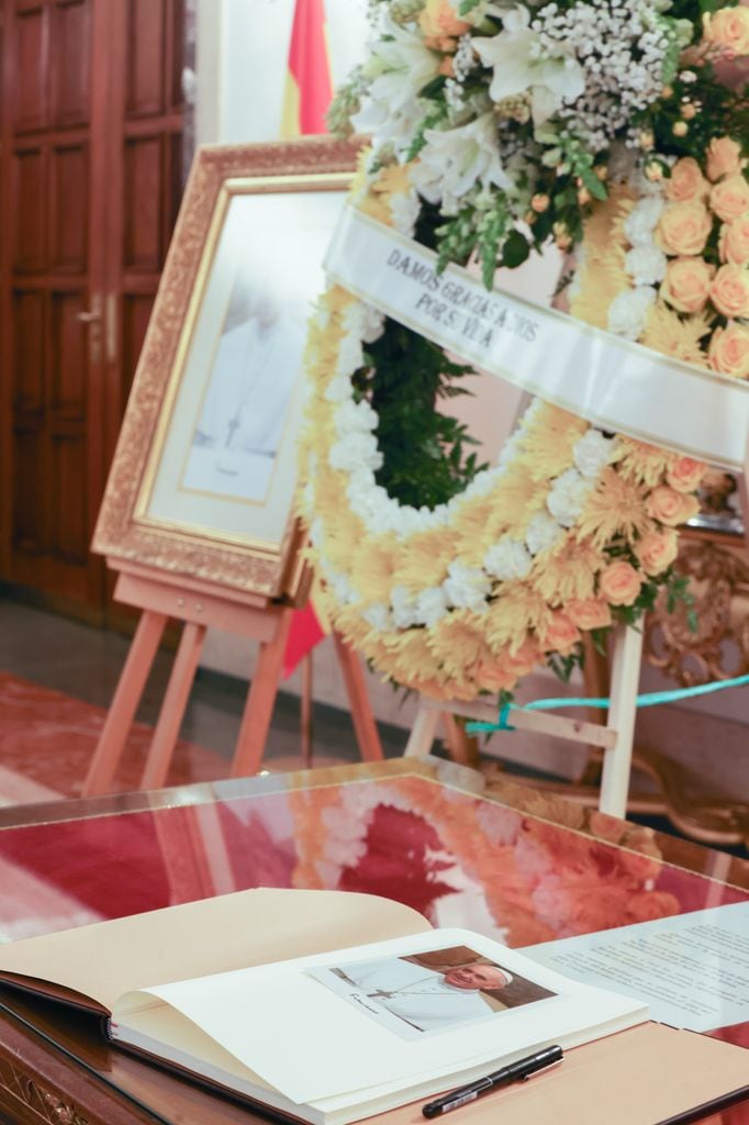Libro de condolencias en la nunciatura apostólica de Madrid por el papa Francisco 