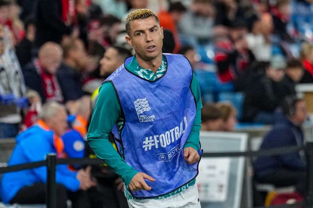 Cristiano Ronaldo calentó para el juego contra Nieruega, pero nunca fue llamado a jugar.