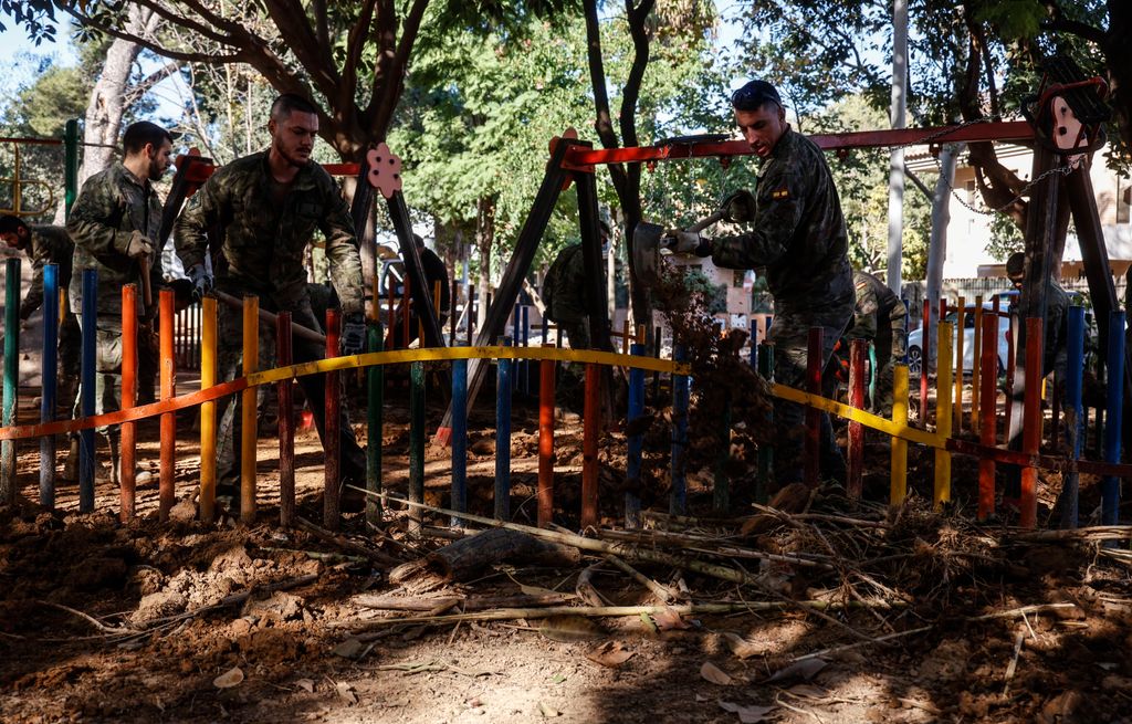 Personal Militar limpiando un parque infantil tras la DANA