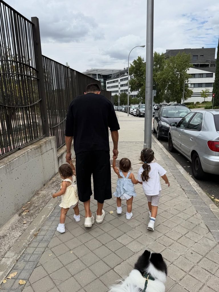 Enzo, junto a sus tres hijas
