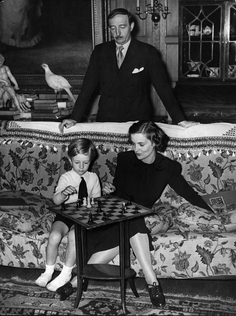 La reina Geraldine jugando al ajedrez con su hijo