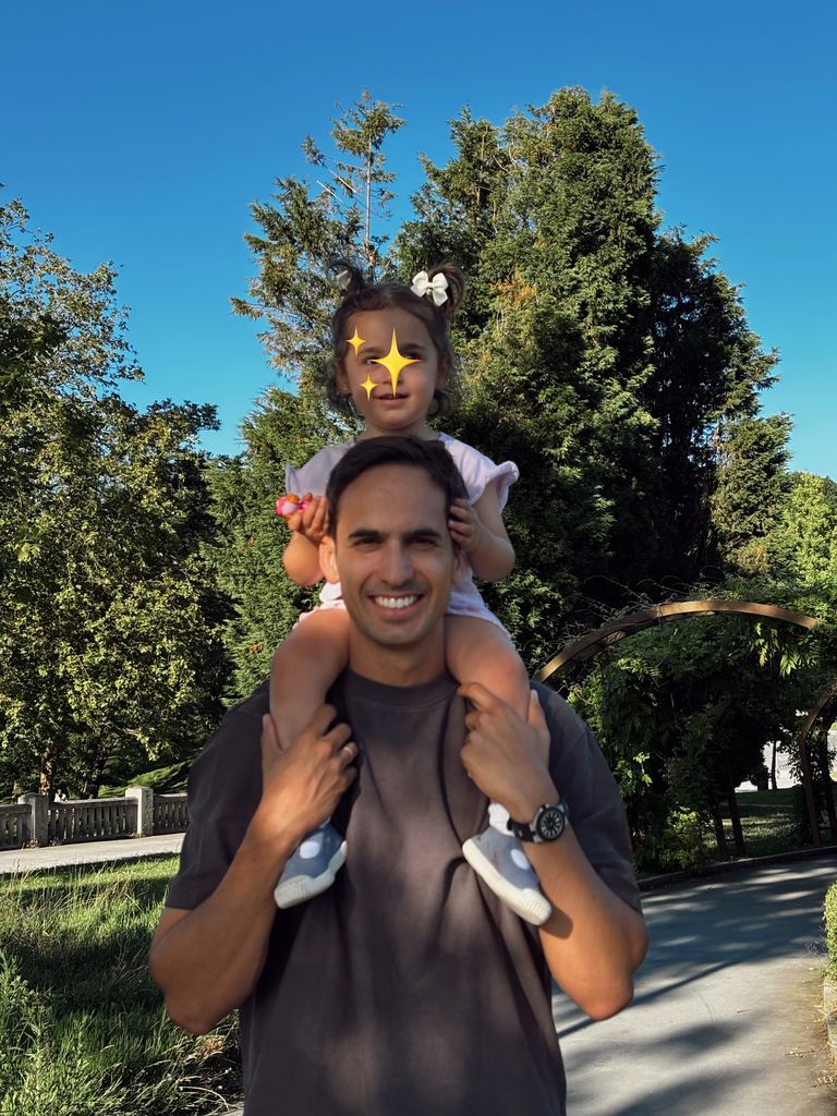 Lorenzo posa con la primera nieta de Concha García Campoy en sus hombros