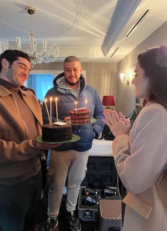 Burak Deniz y otro compañero del equipo de 'Bambaşka Biri' hicieron soplar las velas a Hande Erçel