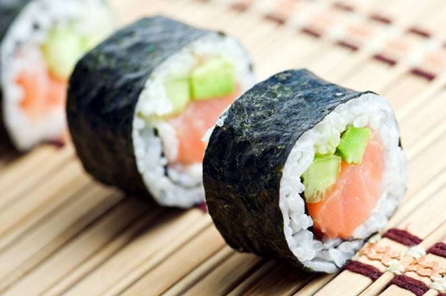 Piezas de sushi envueltas en alga nori deshidratada. 