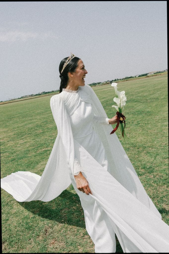 Vestido de novia con doble capa desmontable