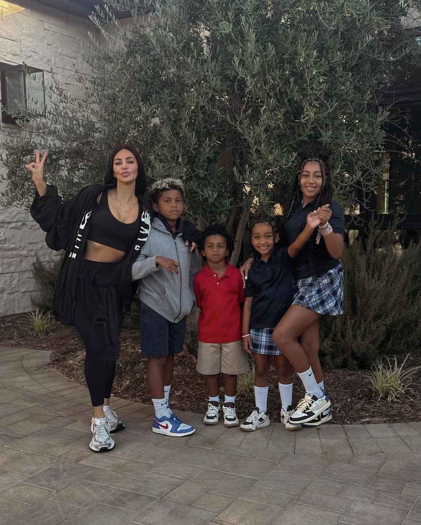 Kim Kardashian junto a sus cuatro hijos 