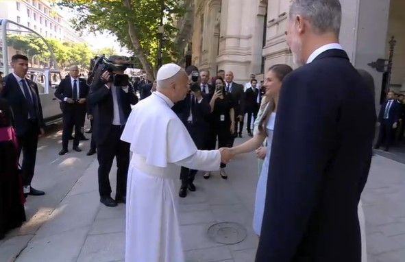 El Papa saludando a la princesa Leonor