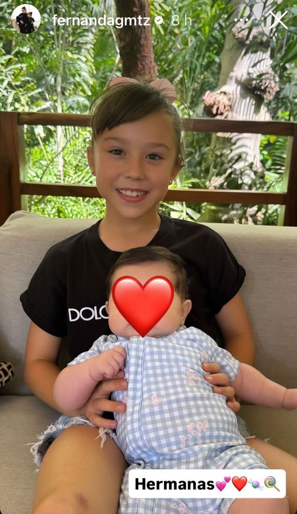 La pequeña Fer posó feliz junto a su hermanita Eva Victoria 