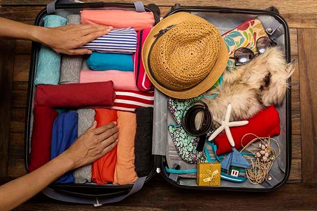 Qué no debes olvidar en tu maleta para las vacaciones según tu signo del zodiaco