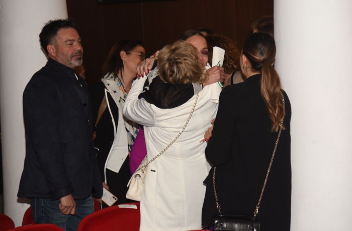 Eva González abrazando a su madre