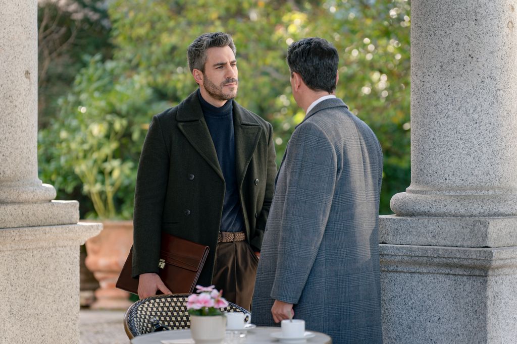 Andrés y Begoña chantajean a Gabriel para que la enfermera no tengo que irse a París con él