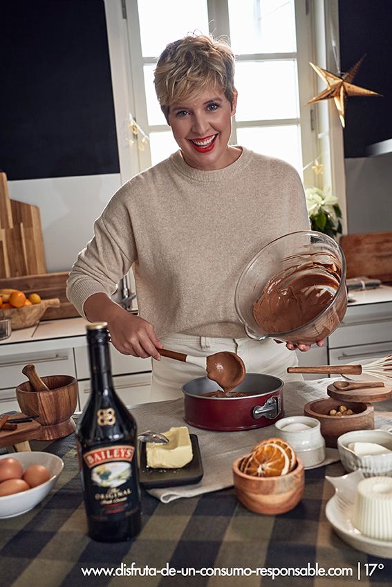 Tania Llasera prepara una tarta cheesecake con Baileys y chocolate