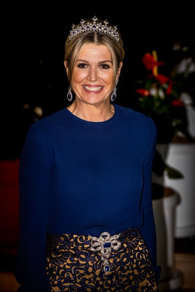 Máxima de Holanda en Kenya con la tiara collar de zafiros.