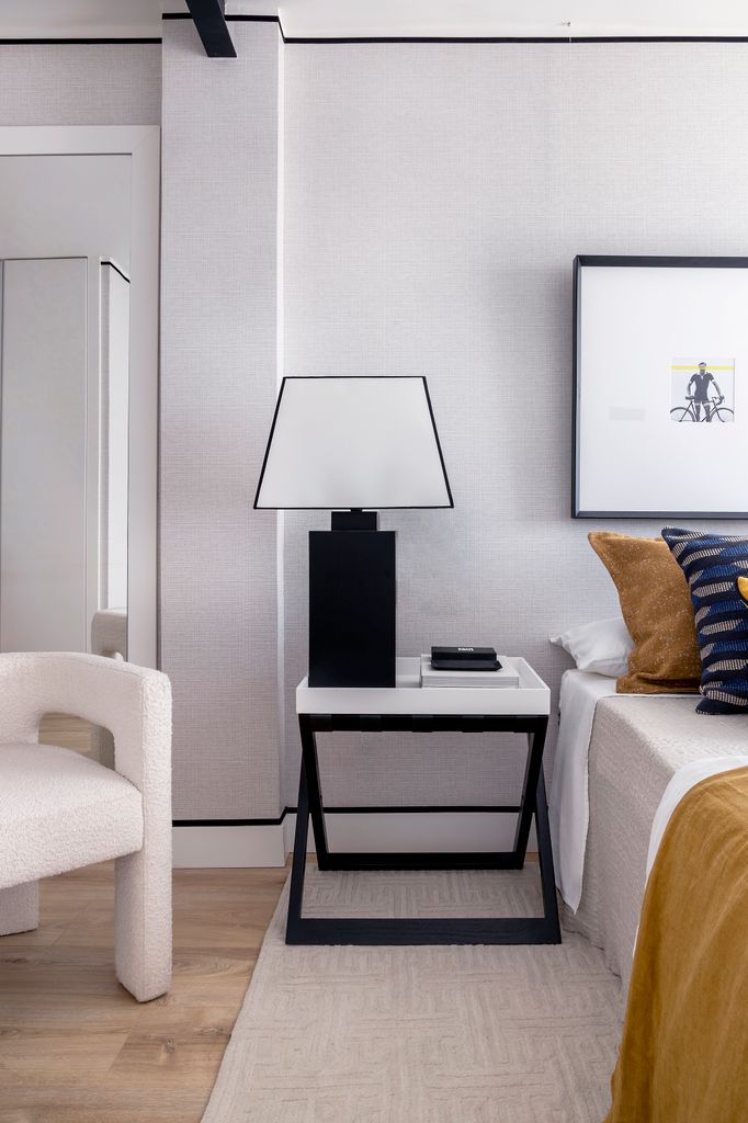 Dormitorio con mesa auxiliar 