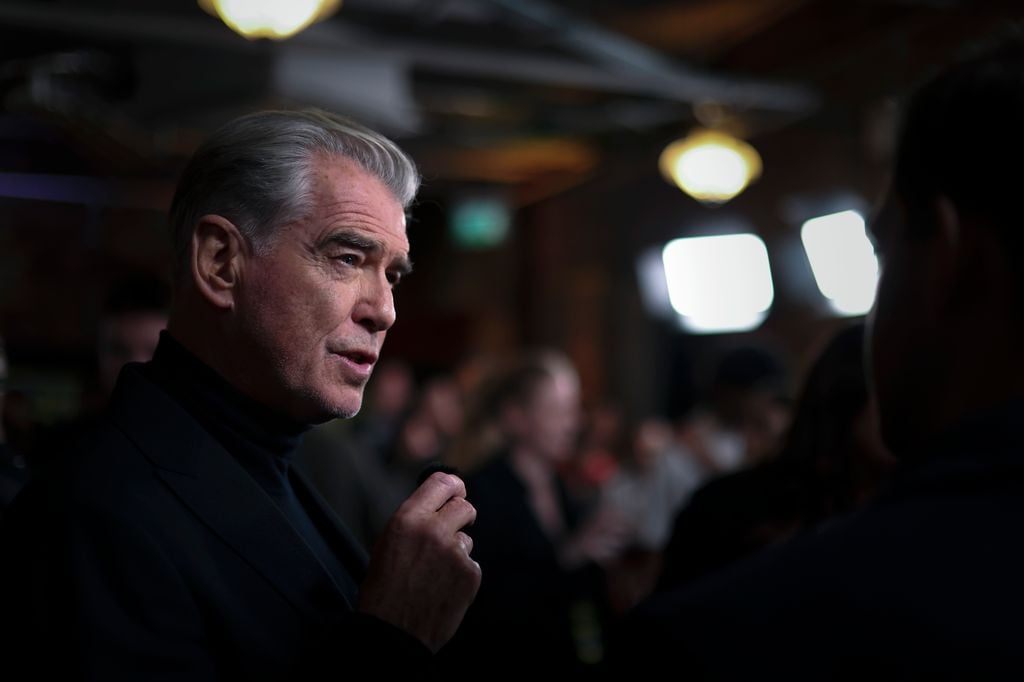 Primer plano de Pierce Brosnan atiende a los medios en la proyección de la película "Giant" en Londres