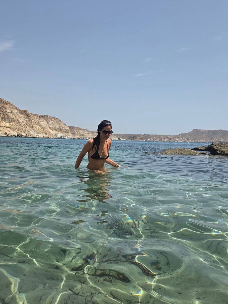 La periodista se baña en las aguas cristalinas de su tierra