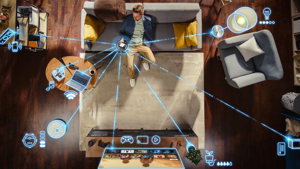Joven conectando su smartphone a un sistema domótico