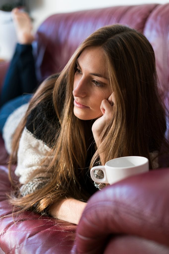 chica tumbada sofa pensando