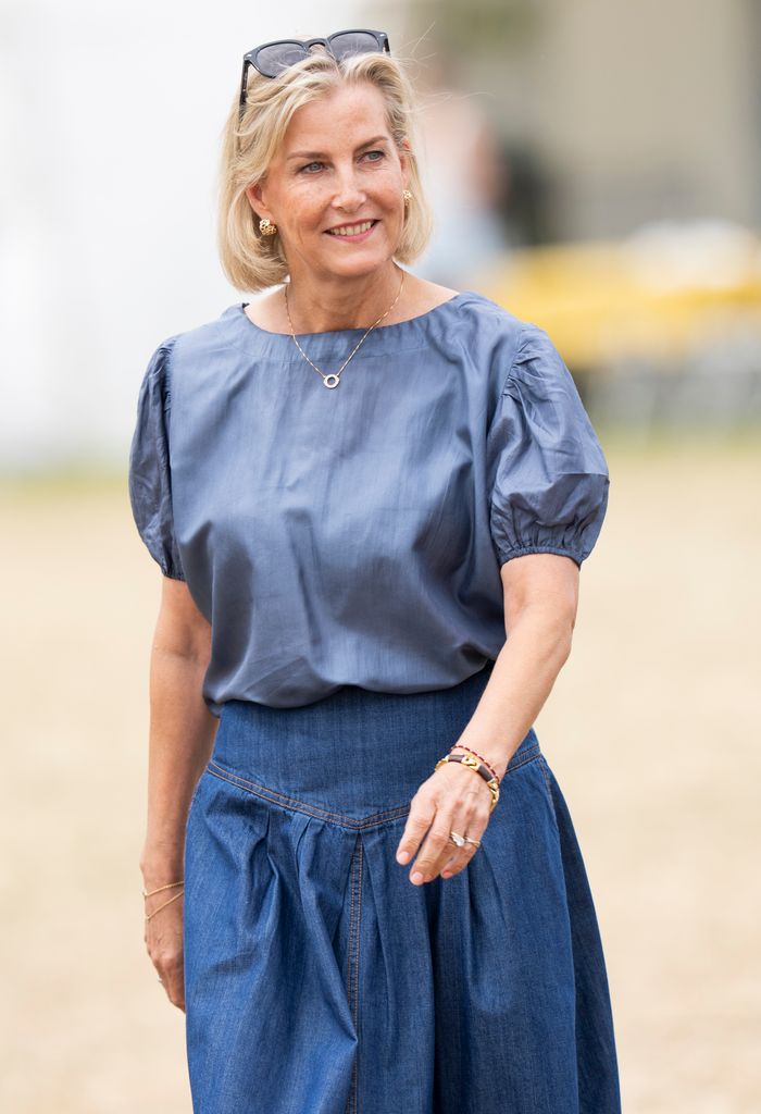 La princesa lucía muy elegante con su combinación de falda vaquera y botas vaqueras.