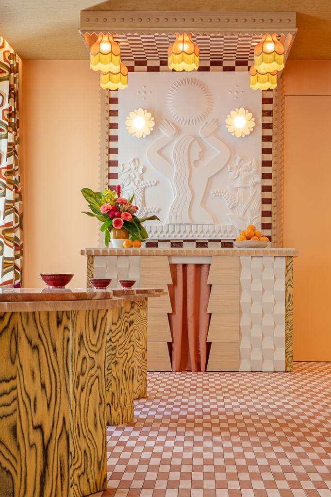 Ambiente decorado en tonos rosas y salmón