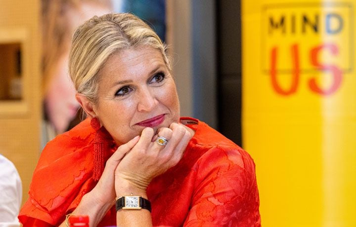 Máxima de Holanda vuelve al trabajo con top de volantes y vaqueros anchos