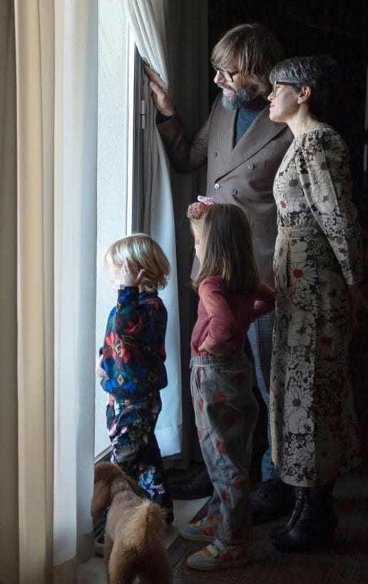 Thais Villas junto a su marido, Òscar Dalmau, y sus dos hijos