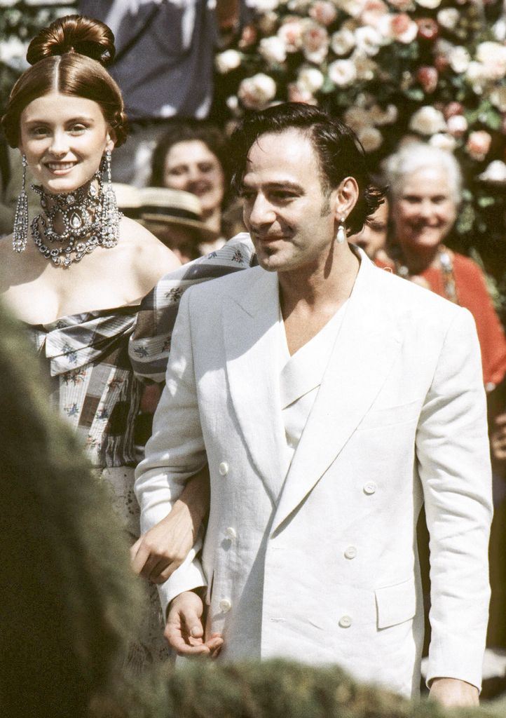 John Galliano y la modelo Trish Goff durante el desfile de Dior Haute Couture Fall/Winter 1997-1998 en París.