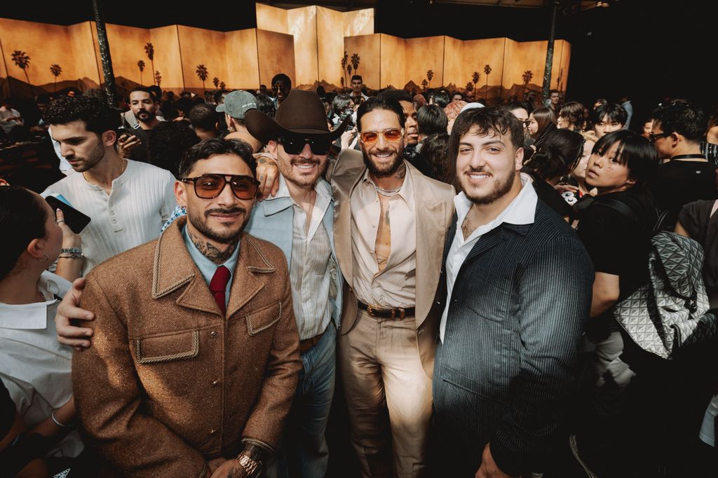 Grupo Frontera junto a Maluma después del desfile de Amiri en Paris. 
