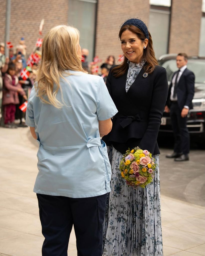 Mary de Dinamarca con un vestido de flores plisado y diadema