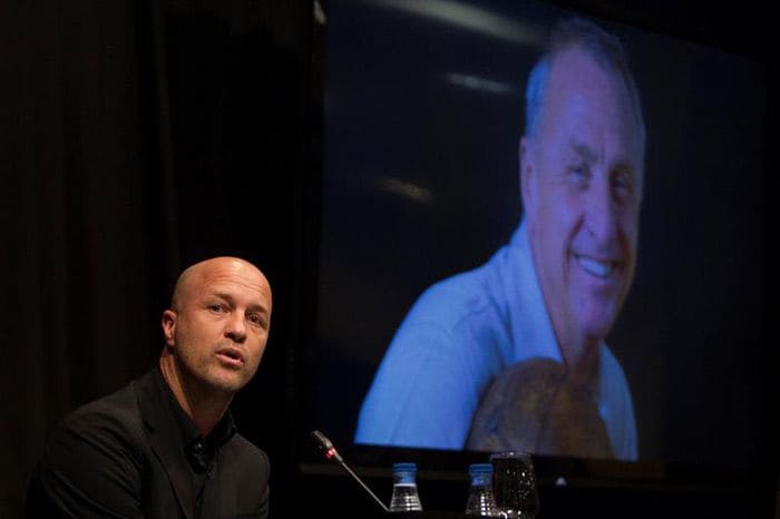 Emocionado en ocasiones, pero con un porte firme, Jordi quiso dar las gracias a muchas personas y entidades, y explicó que su familia entendió que no podía oponerse a los numerosos deseos de rendir un homenaje a su padre y dijo hasta en dos ocasiones: "Johan no es solo nuestro, sino de todos".
