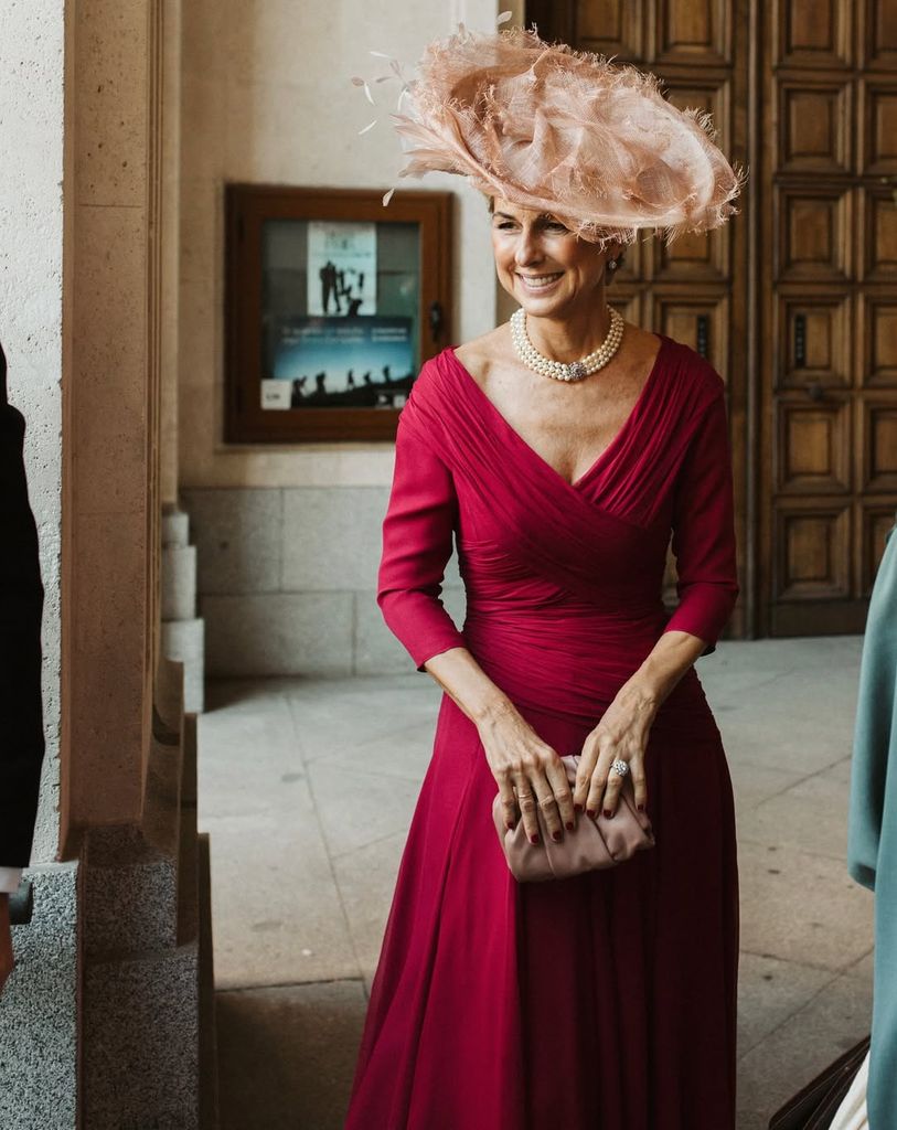 Madrina de boda con vestido rojo y tocado