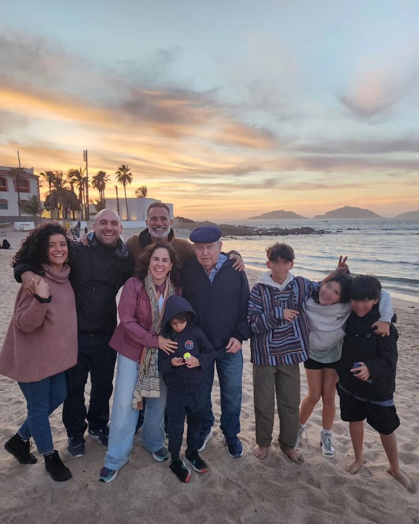 La familia de Pablo Llyle; sus hermanos Silvia y Jorge con su padre.