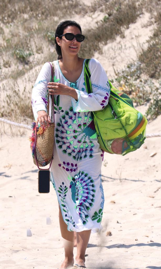 HOLA4118. Alessandra Osma, princesa de Hannover, con sus hijos en la playa.