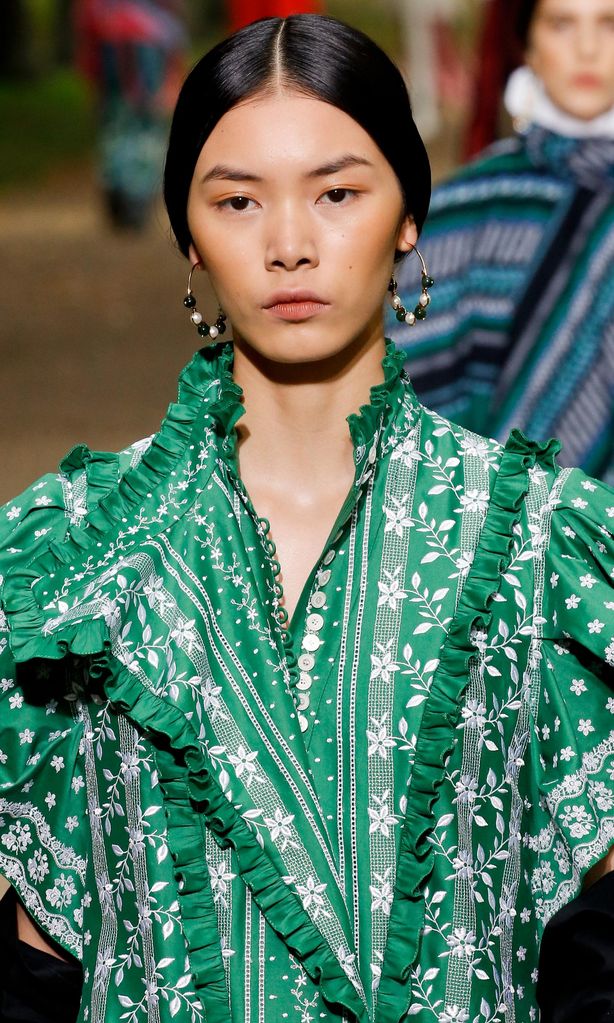 erdem se suma a la tendencia de maquillaje de cara lavada este verano 2020