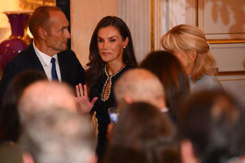 La reina Letizia saludando a su llegada