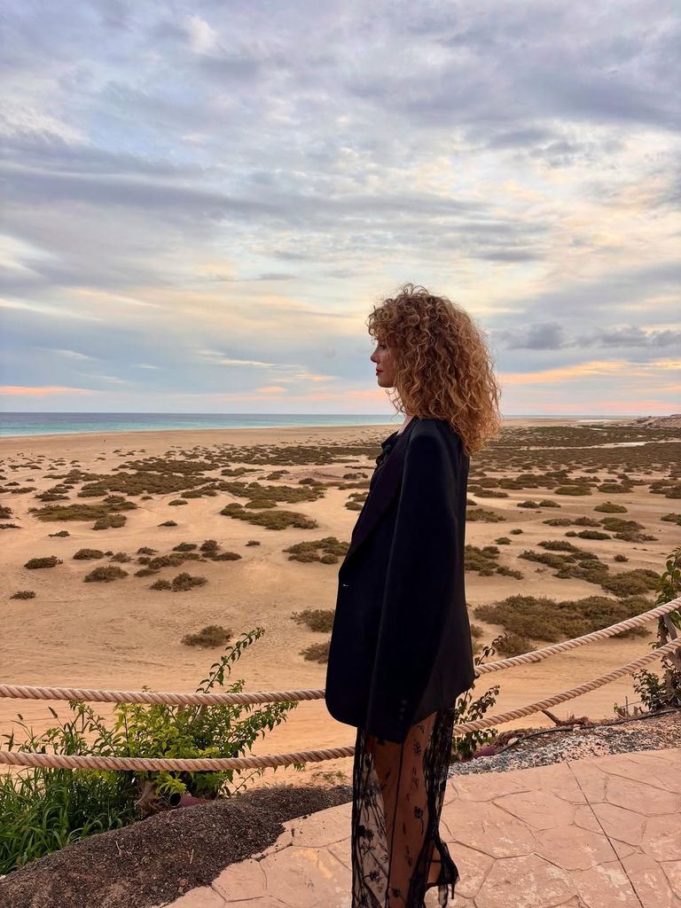 Esther Acebo, mirando las playas de Fuerteventura