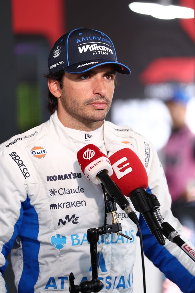 Carlos Sainz atiende a los medios antes del Gran Premio de Fórmula 1 en Hungría, el 25 de julio de 2026