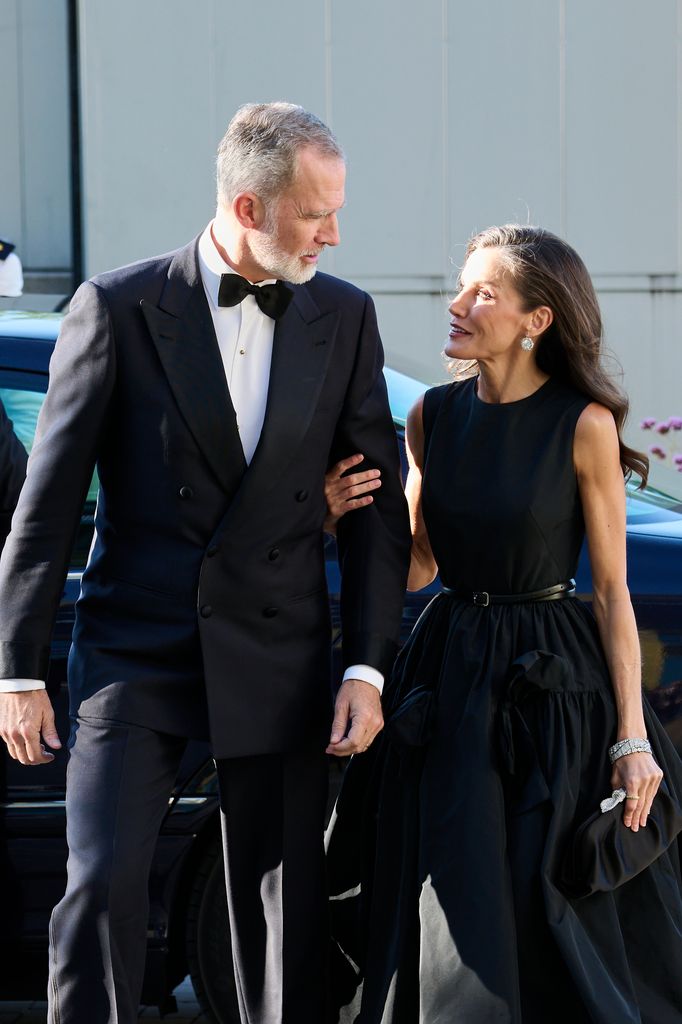 Felipe VI y la reina Letizia al llegar a la gala 'Mariano de Cavia', 'Mingote' y 'Luca de Tena' en Madrid