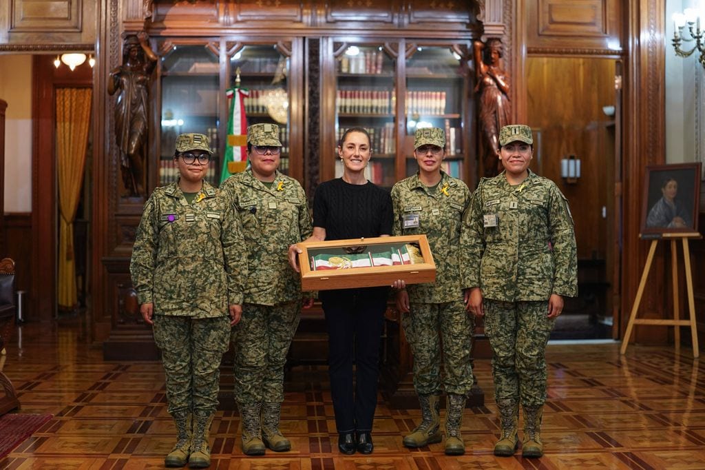 La presidenta Claudia Sheinbaum recibió la banda de manos de mujeres militares