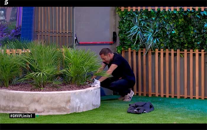 Antonio David llorando en el patio de la casa de Guadalix